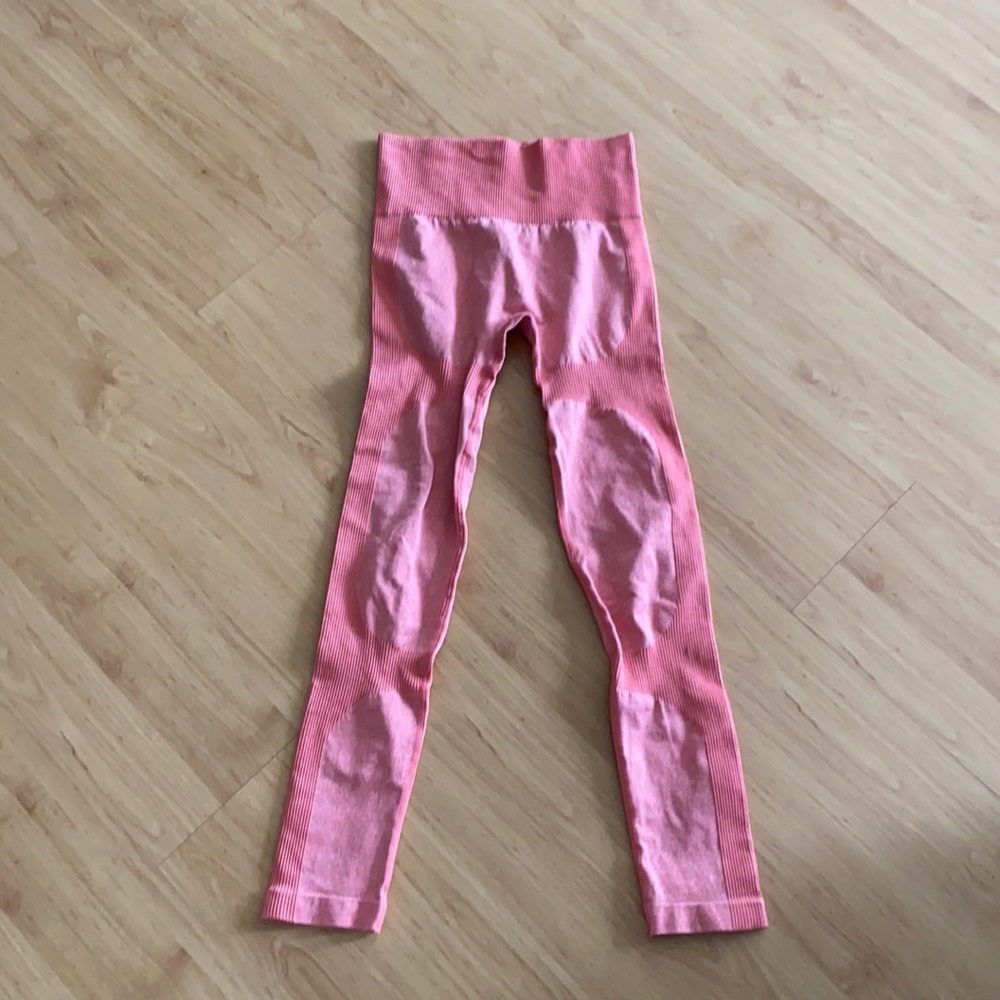 Seamless peach/coral colored leggings.